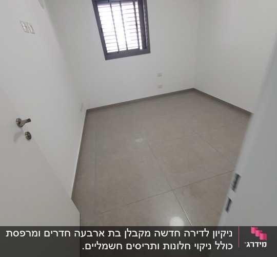 רצפה נקייה ומבריקה בחדר ריק עם חלון